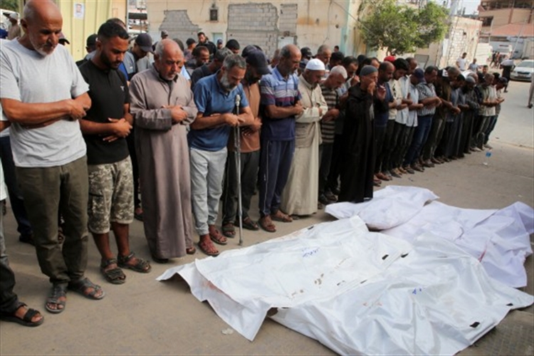 نتنياهو يُطمئِن ذوي الأسرى لنصف صفقة.. والمقاومة تصطاد جنوده في غزة