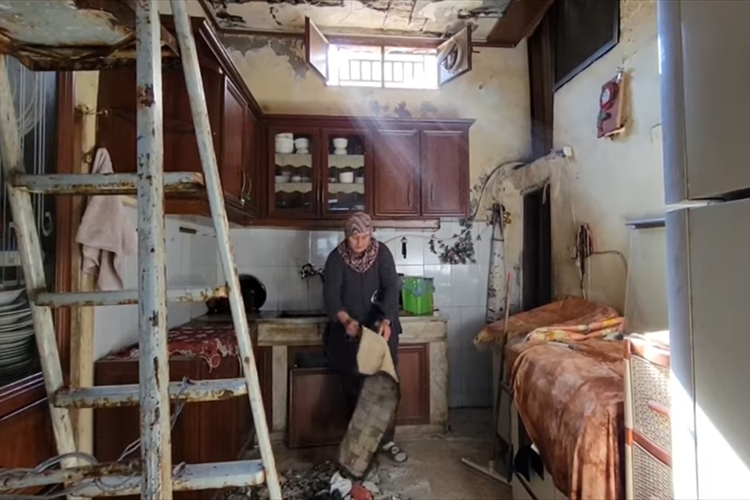 بالفيديو: انهيار سقف منزل.. والعائلة تنجو بأعجوبة