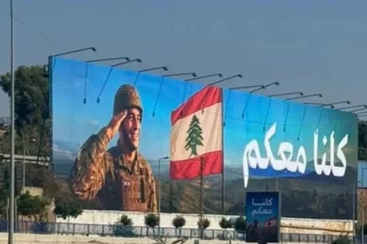 لافتات داعمة للجيش في طريق المطار... "كلنا معكم"