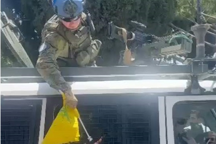 اعتراض دورية لـ "اليونيفيل" في صريفا ورفع علم الحزب على اليتها