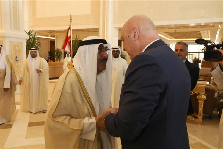 أمير الكويت يعلن رفع التمثيل الديبلوماسي بين الكويت ولبنان