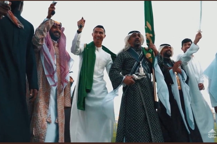 رونالدو يحتفل بيوم التأسيس مؤدياً رقصة "العرضة" بالزي السعودي