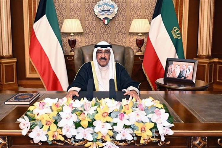 أمير الكويت يتعهد بإعادة الديموقراطية في «ثوبها الجديد»