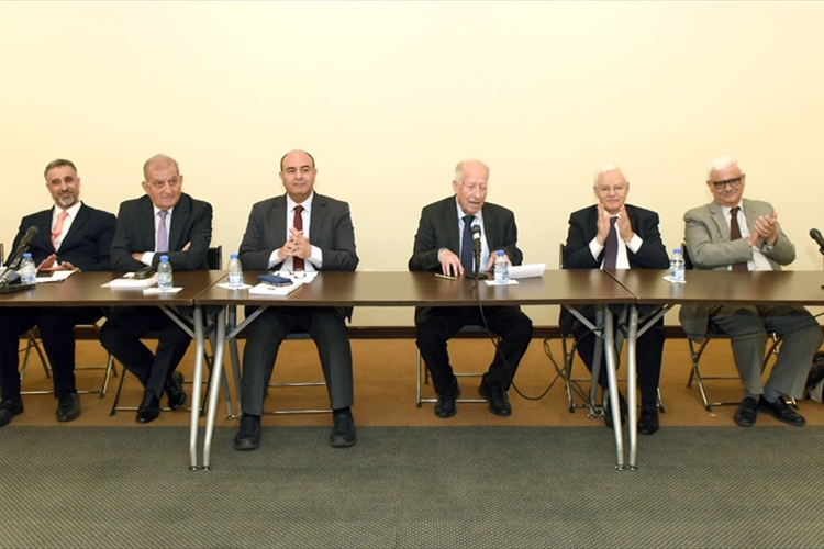 في ندوة نظمتها «مؤسسة شاعر الفيحاء سابا زريق الثقافية».. هاشم الأيوبي وقّع كتابه «خمسون عاماً يا زمان الجامعة» بحضور حشد من الأدباء وأهل الفكر