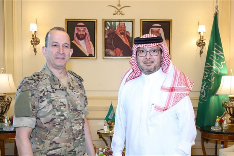 السفير السعودي استقبل قائد الجيش... وبحث في الإجراءات جنوباً