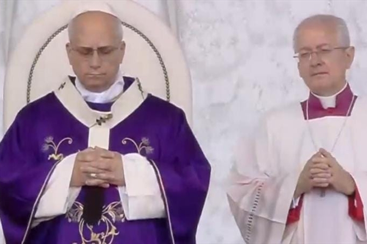 الحبر الأعظم بالقداس الإلهي: مدعوون إلى ألا نُصاب بالإحباط ونستسلم أمام الشر