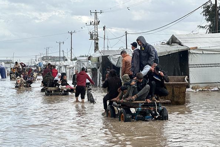 غزة تغرق تحت السيول والاحتلال يسعّر الاستيطان