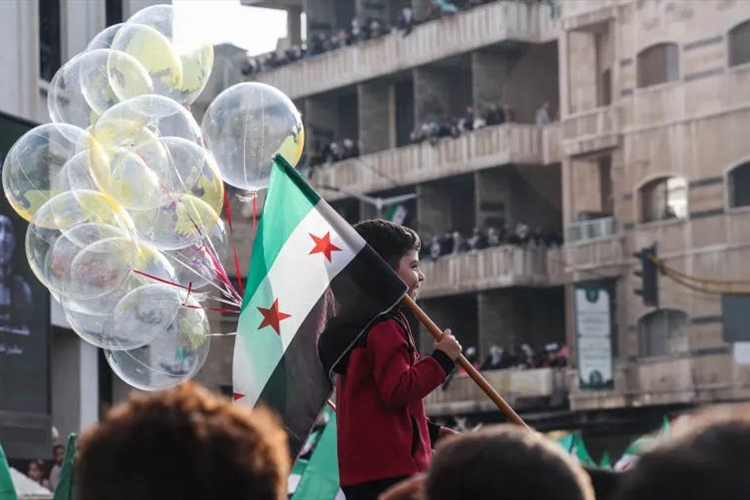 الاحتفالات تعمّ سوريا والنظام السابق يخطط لزعزعة الاستقرار