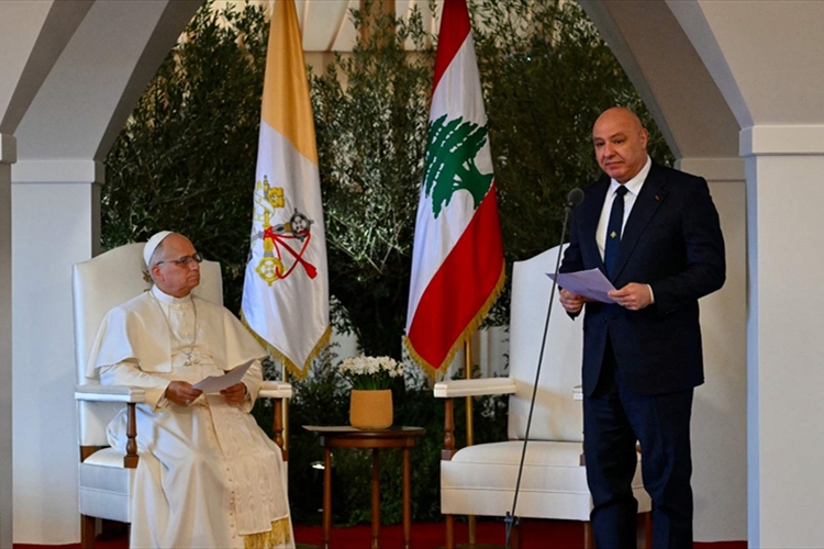 البابا مغادراً: لِتَتَوَقَّف الأعمال العدائية وليَكُن السّلامُ طريقنا  عون في وداعه: شعبنا قرّر الصمودَ بالمحبةِ والسلامِ والحق