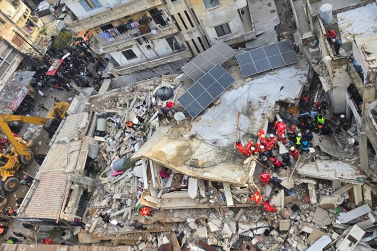 إنقاذ الأم والعمل مستمر لإخراج العائلة من تحت انقاض المبنى المنهار