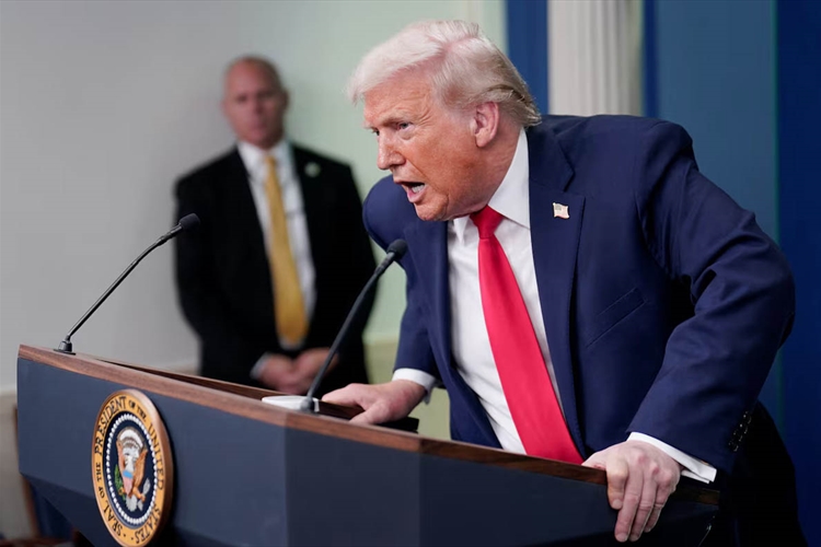 ترامب: على خامنئي أن يشعر بالقلق ومطالب إسرائيلية ضاغطة على محادثات واشنطن - طهران