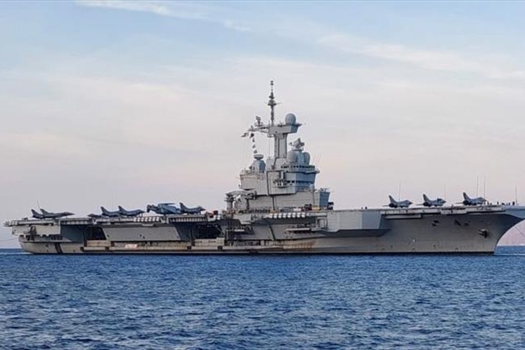 ماكرون يُرسل «شارل ديغول» إلى المنطقة