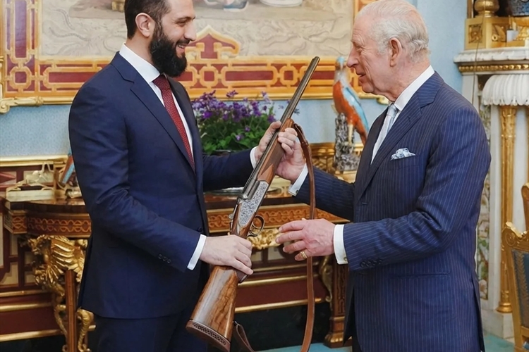 الرئيس الشرع يقدِّم بندقية صيد للملك تشارلز