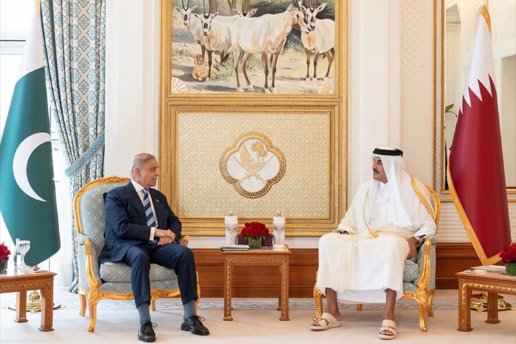 أمير قطر يلتقي رئيس وزراء باكستان لبحث خفض التصعيد بالمنطقة