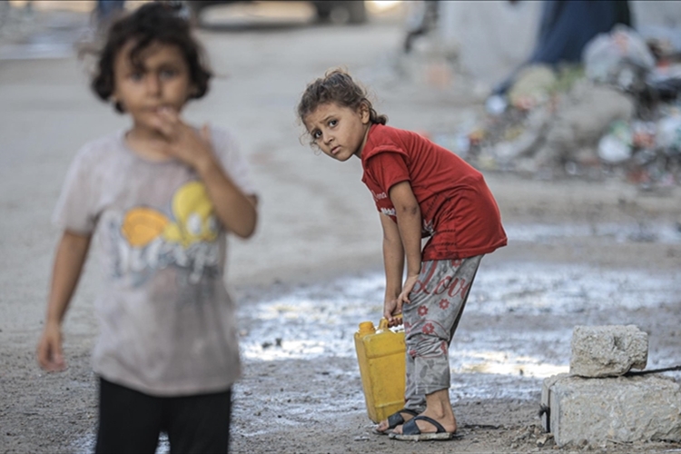 من إعلام العدو: آلاف الهجمات وتهجير مئات الأطفال من منازلهم و64 قتيلاً، وإِلـهنا واحد!