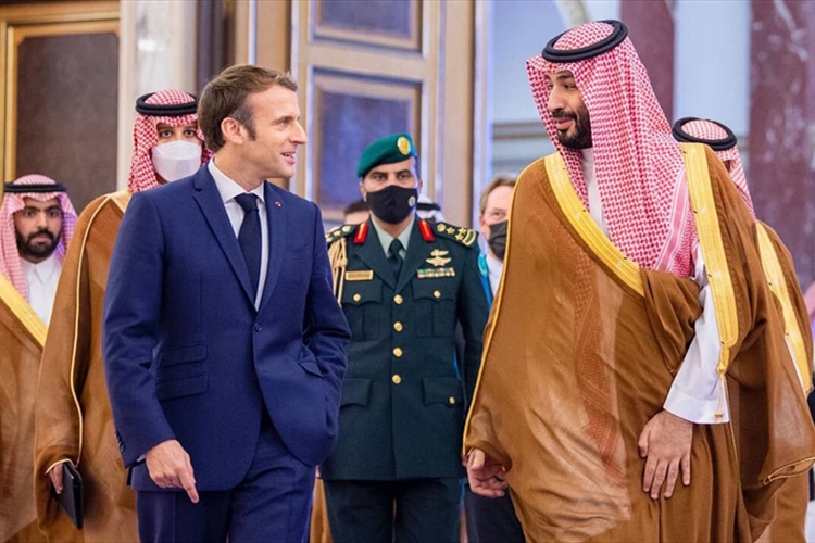 الأمير محمد بن سلمان وماكرون يناقشان الجهود الدبلوماسية لتعزيز استقرار المنطقة