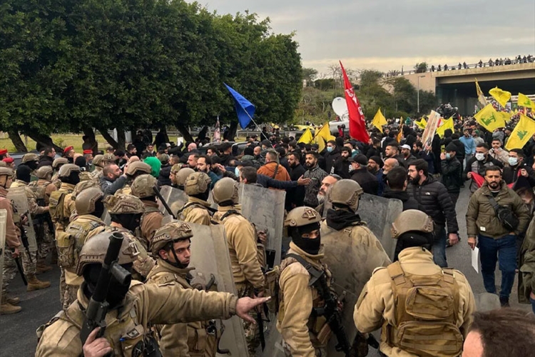 يجرؤ الحزب على السلطة ويجانب انتقاد ايران؟